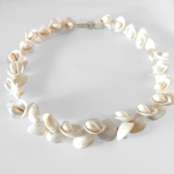 Vintage Seashell Necklace - Picture 2 of 3